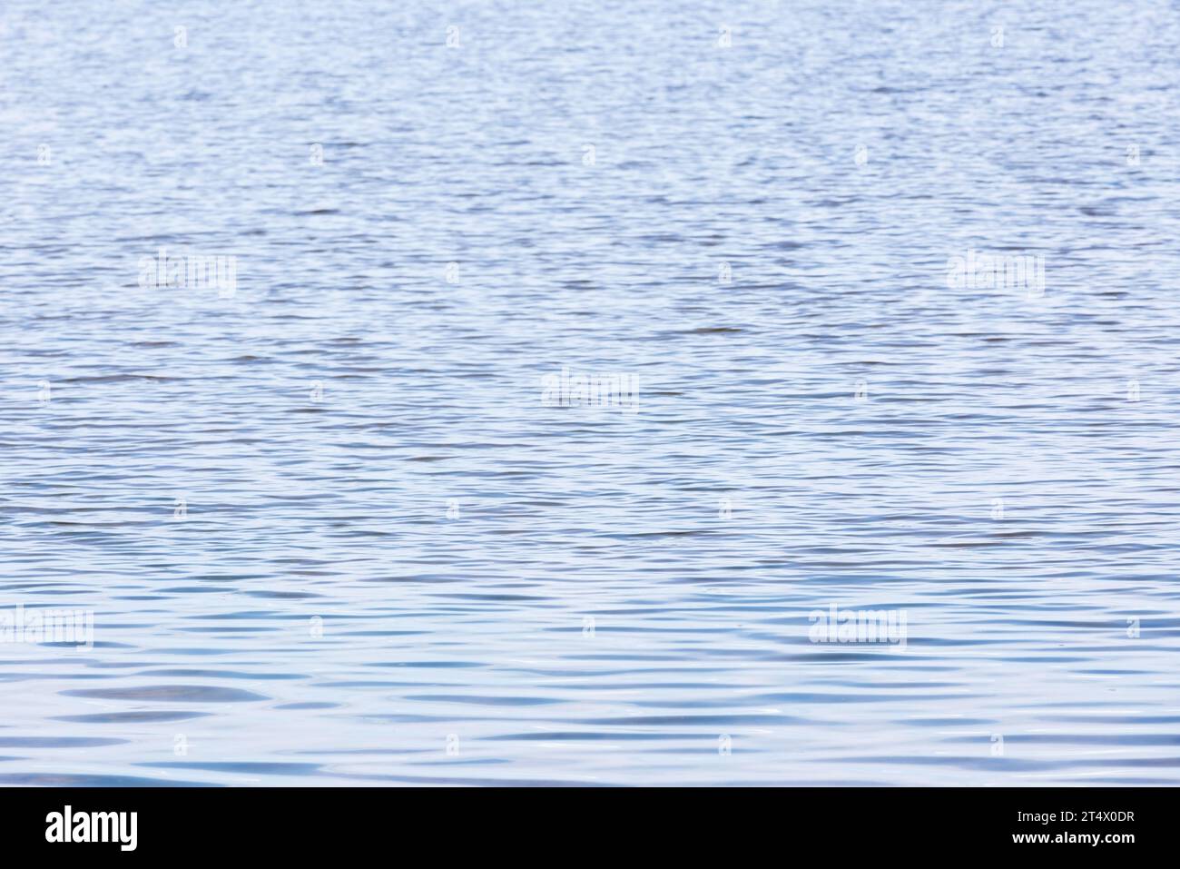 Hellblaue Meerwasseroberfläche mit Wellenmuster, natürliche Hintergrundfotostruktur Stockfoto