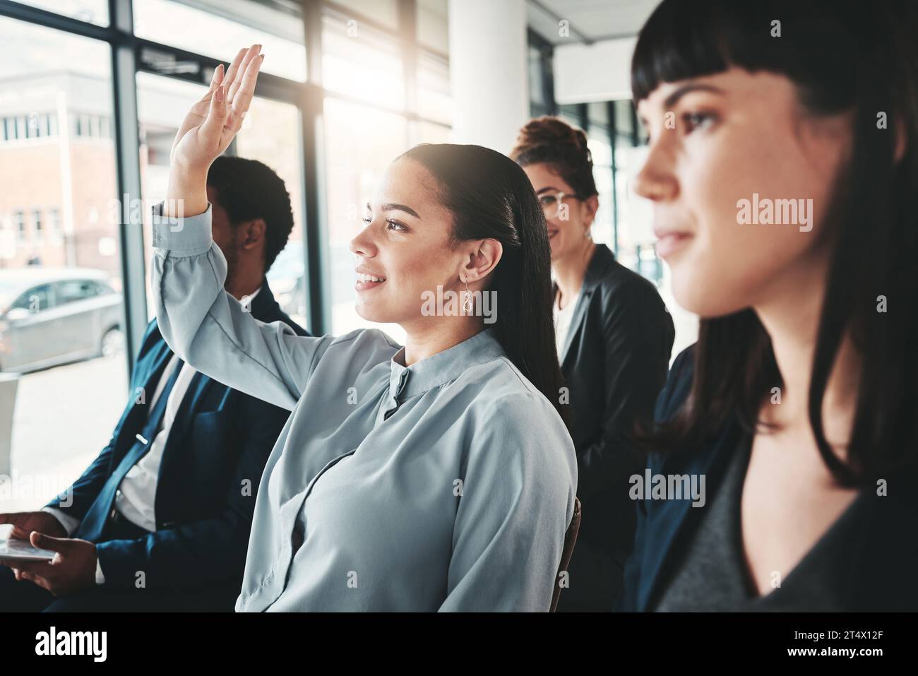 Frage, Workshop und Frau in Meetings, Konferenzen oder Seminaren im Büro. Abstimmungsfragen, Gruppenpublikum oder Geschäftsleute Stockfoto