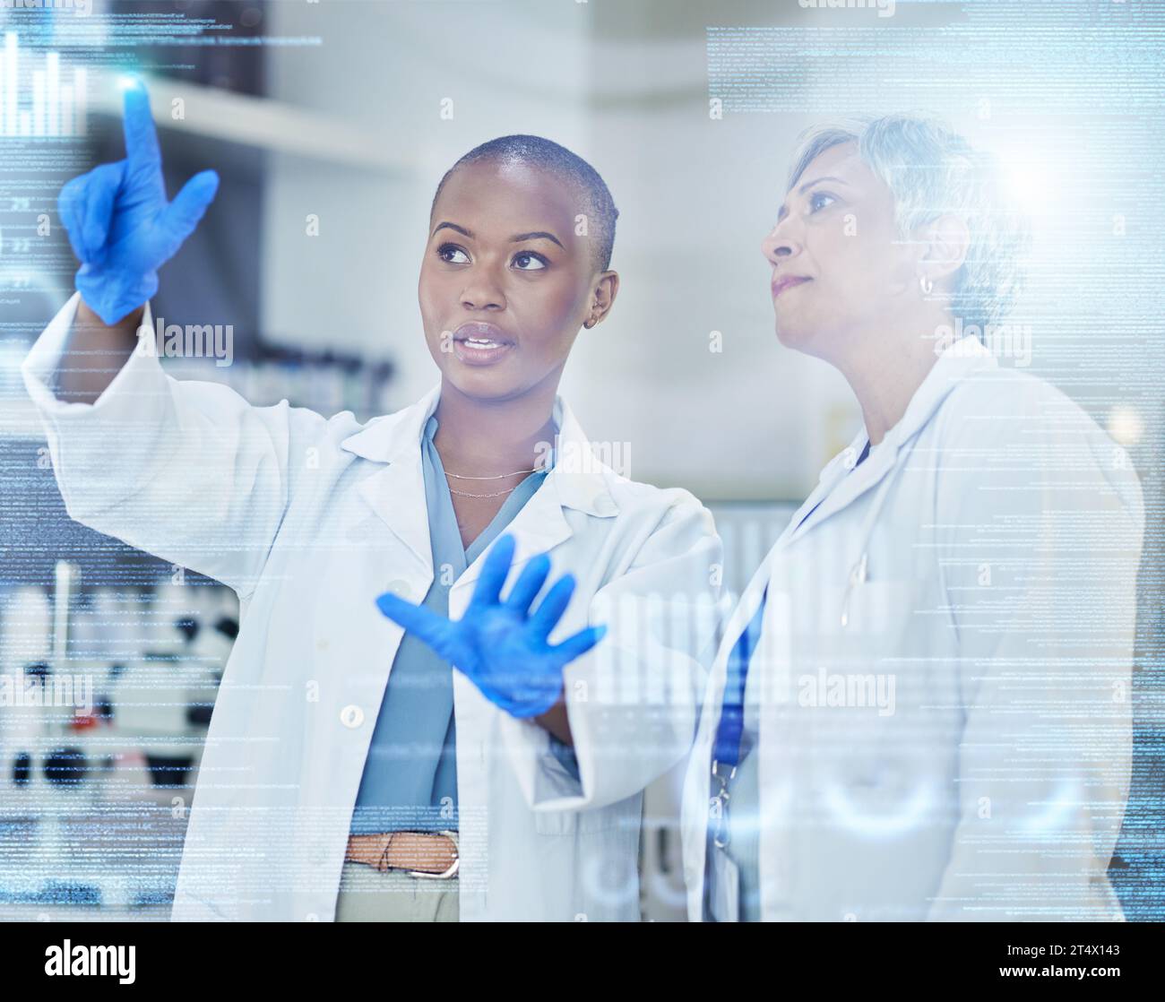 Wissenschaftler, Frauen mit Code und digitalen Informationen mit medizinischen Forschungsdaten Ergebnisse mit Überlagerung im Labor. Weibliches Ärzteteam, Diskussion und Ubersicht Stockfoto
