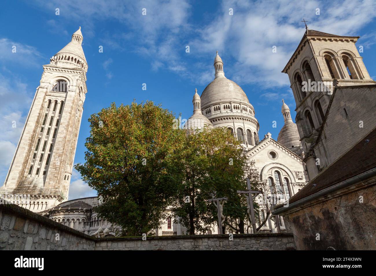 Basilique du Sacré-Cœur de Montmartre und Eglise Saint-Pierre de Montmartre, Paris, Frankreich. Stockfoto