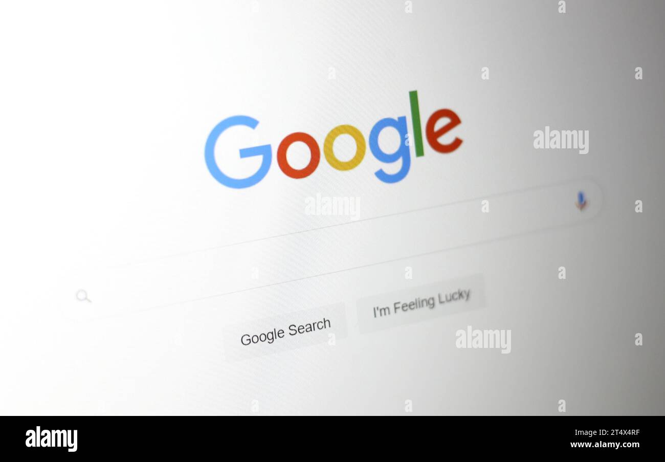 Dateifoto vom 02/2021 auf der Google-Homepage. Die Menschen in Großbritannien wollen wissen, wie künstliche Intelligenz funktioniert, wie man damit Geld verdient und ob sie ihre Arbeit braucht, so Google. Die Suchmaschinenfirma hat die meisten gegoogelten Fragen Großbritanniens über KI in den letzten drei Monaten vor dem KI-Gipfel von Rishi Sunak enthüllt. Ausgabedatum: Donnerstag, 2. November 2023. Stockfoto