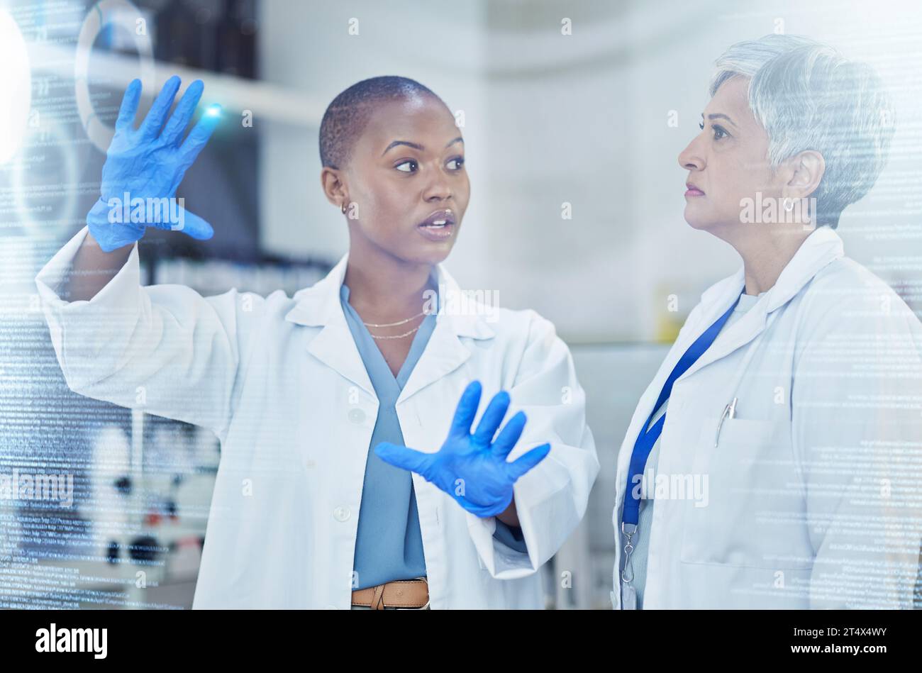 Wissenschaftler, Team und Frauen, Code und Overlay, digitale Informationen mit medizinischen Forschungsdaten Ergebnisse im Labor. Arztinnen, Diskussion und Stockfoto