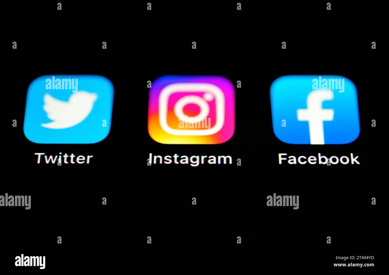 Dateifoto vom 04/2021 der Twitter-, Instagram- und Facebook-Apps auf einem iPhone-Bildschirm. Die "wettbewerbswidrigen Praktiken" großer Technologieunternehmen stellen eine "existenzielle Bedrohung" für den britischen Journalismus dar, während die Risiken durch KI-generierte Fehlinformationen "größer als je zuvor" sind, warnten Redakteure. Ausgabedatum: Donnerstag, 2. November 2023. Stockfoto