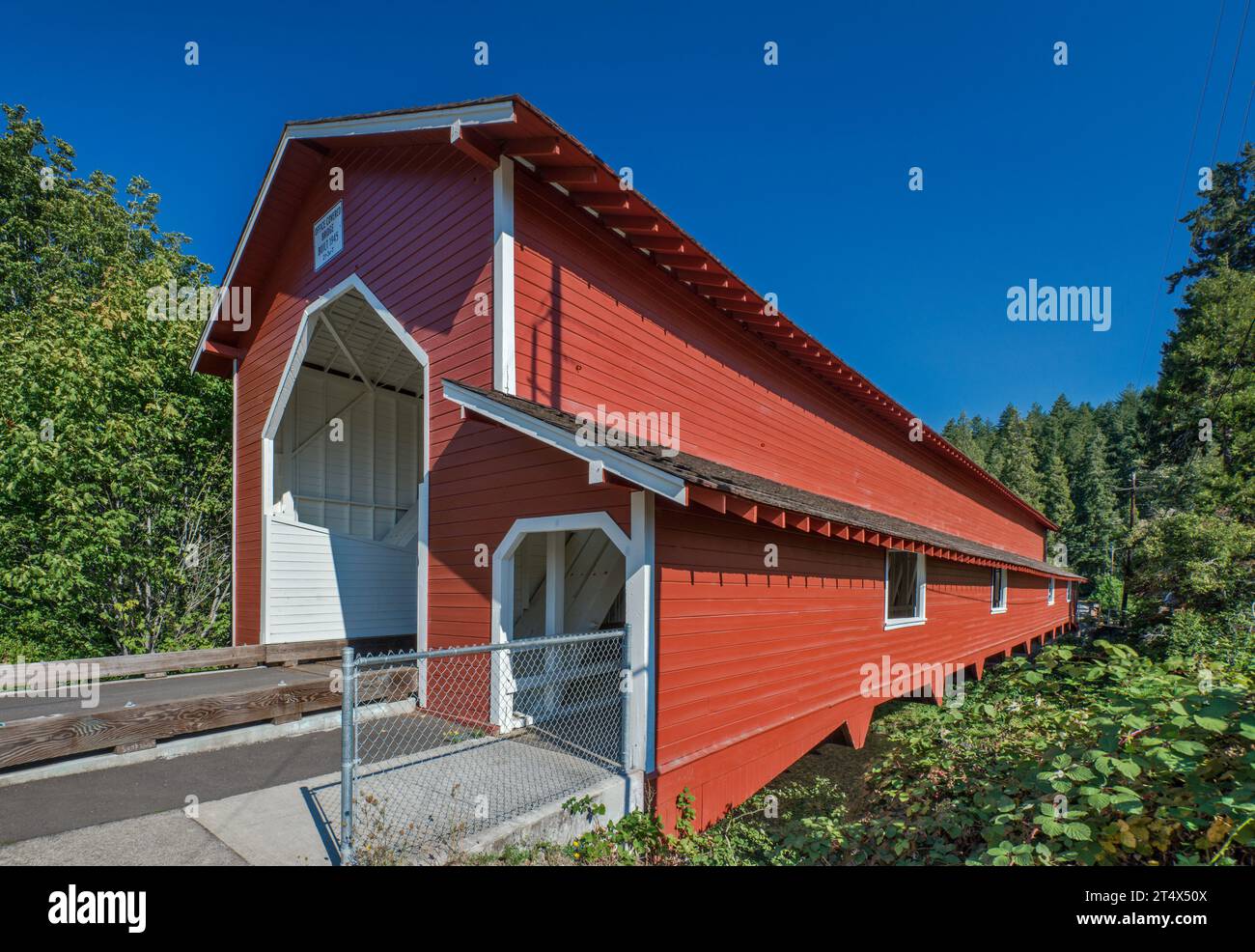 Office Covered Bridge, 1945, Howe Truss Bridge, über North Fork Middle Fork Willamette River in Westfir, Oregon, USA Stockfoto