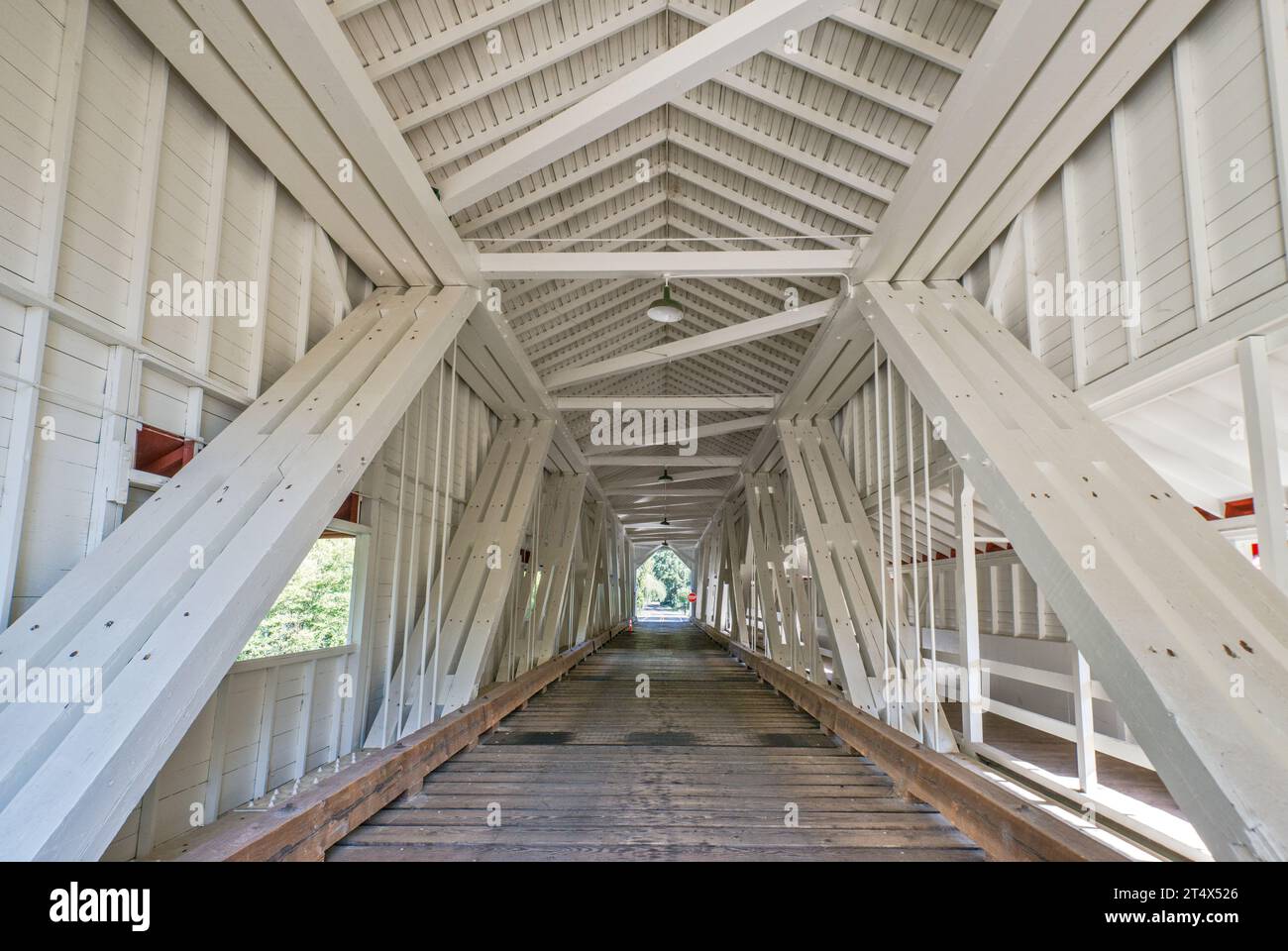 Holzbalken, Dach an der Office Covered Bridge, 1945, Howe Truss Bridge, über North Fork Middle Fork Willamette River in Westfir, Oregon, USA Stockfoto