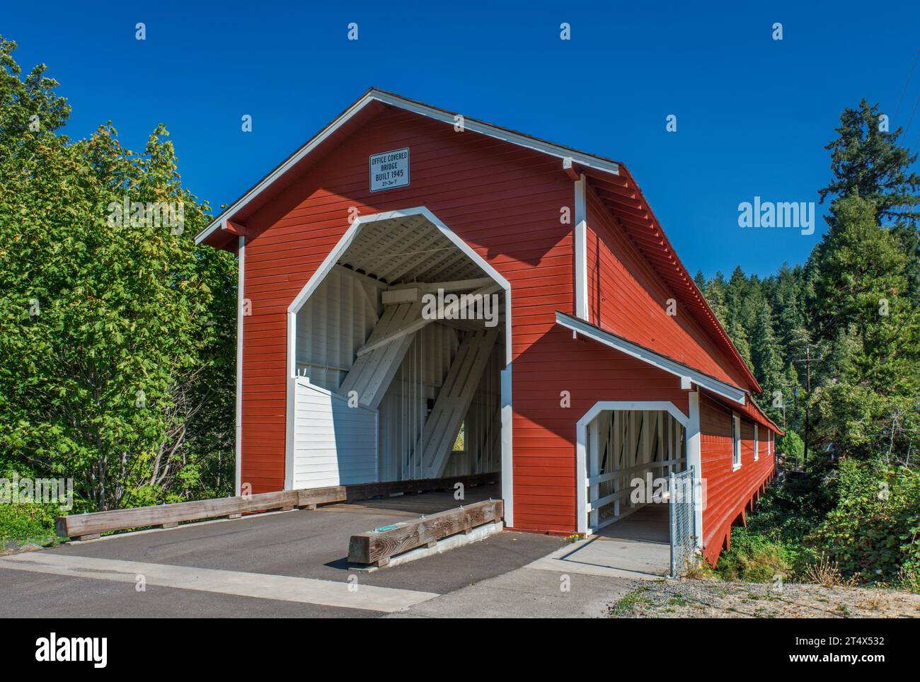 Office Covered Bridge, 1945, Howe Truss Bridge, über North Fork Middle Fork Willamette River in Westfir, Oregon, USA Stockfoto