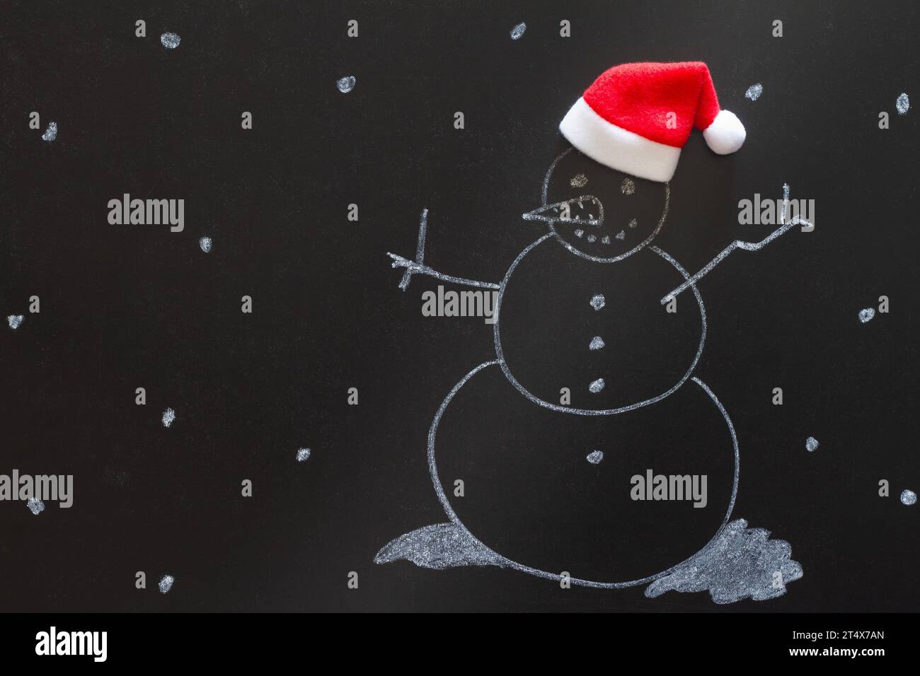 Schneemann gezeichnet mit Kreide auf Tafel mit Santa Claus Hut, kreatives Konzept weihnachten Hintergrund Stockfoto
