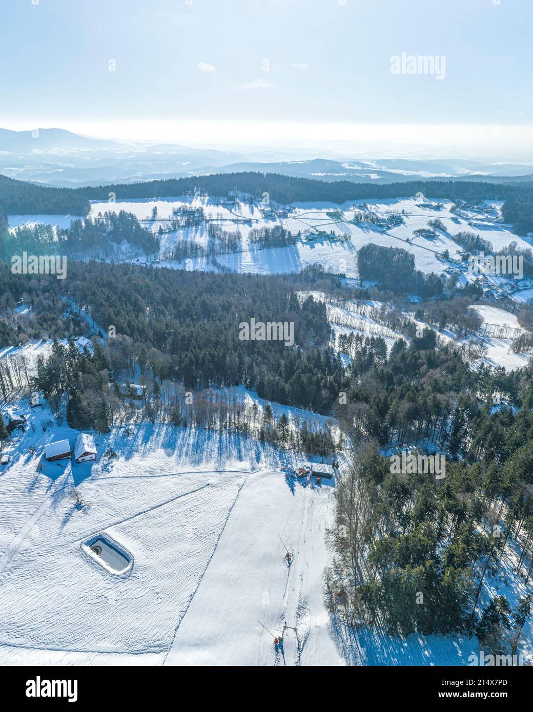 Winterlicher Blick auf Greising, eine Ortschaft von Deggendorf im Bayerischen Wald in Niederbayern Stockfoto