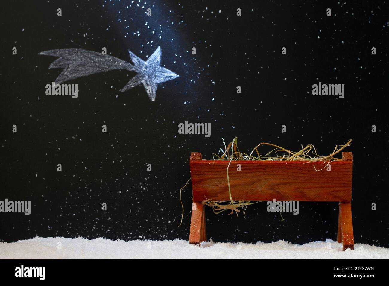 Krippe und Star von Bethlehem in verschneite Nacht, abstraktes weihnachtskrippenkonzept Stockfoto