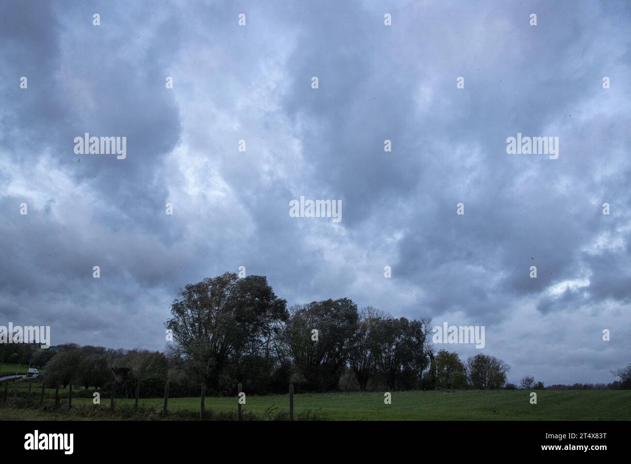 Lierde, Belgien. November 2023. Die Abbildung zeigt eine Menge Wolken, als der Sturm Ciaran Belgien mit starken Winden traf, am Donnerstag, den 2. November 2023 in Lierde. BELGA FOTO NICOLAS MAETERLINCK Credit: Belga News Agency/Alamy Live News Stockfoto