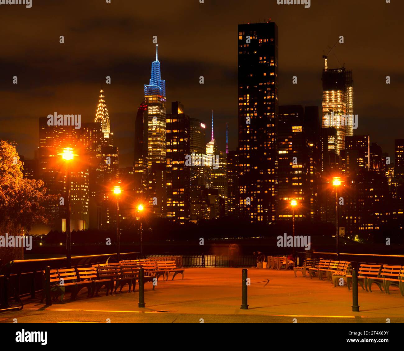 New York, USA - 16. Oktober 2023: Midtown Manhattan at Night. Blick von Queens. Stockfoto