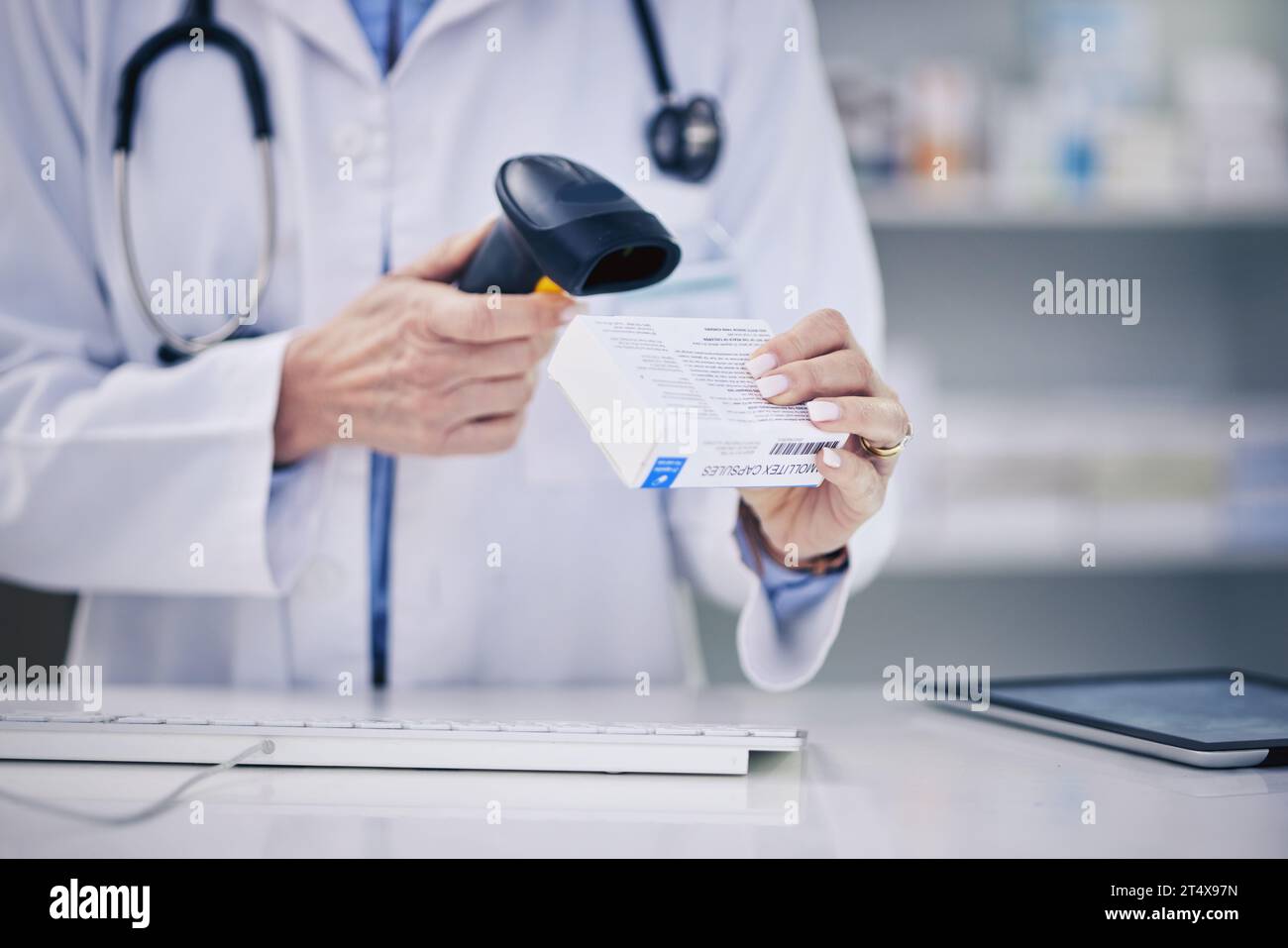 Apotheker, Hände- und Scanpillen, Kassierer mit Frau und Apotheke, digitaler Scanner und Barcode. Arzneimittel, Tablettenschachtel und weibliche Person Stockfoto