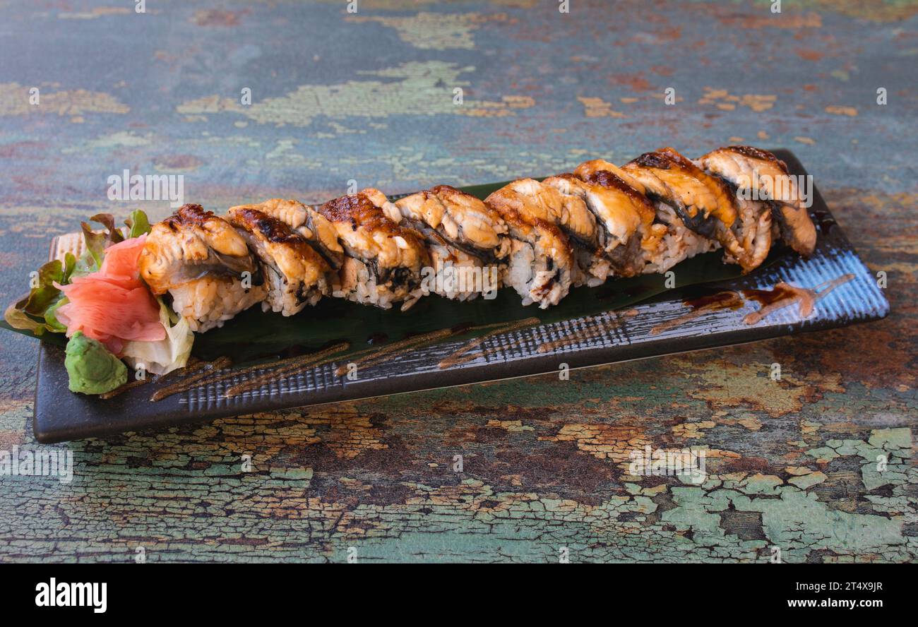 Dragon Sushi Roll Set. Traditionelles japanisches Sushi mit Aal und Sojasauce. Ein schönes Gericht für ein asiatisches Restaurant-Menü. Stockfoto