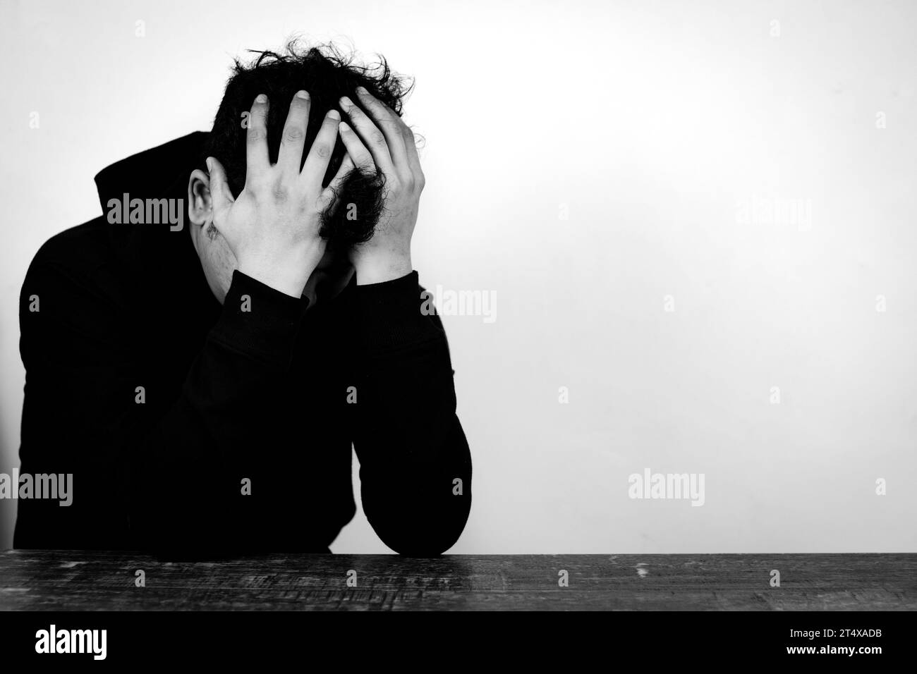 Porträt eines depressiven asiatischen Mannes, der sein Gesicht mit Händen versteckt. Gestresst, hoffnungslos, Frustration, psychische Störungen, Herzbruch und psychische Probleme. Stockfoto