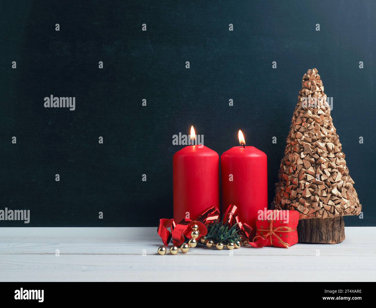 Zweite Adventskerzen brennen mit Weihnachtsdekoration auf Tafel, saisonale oder weihnachtliche Hintergrund Stockfoto