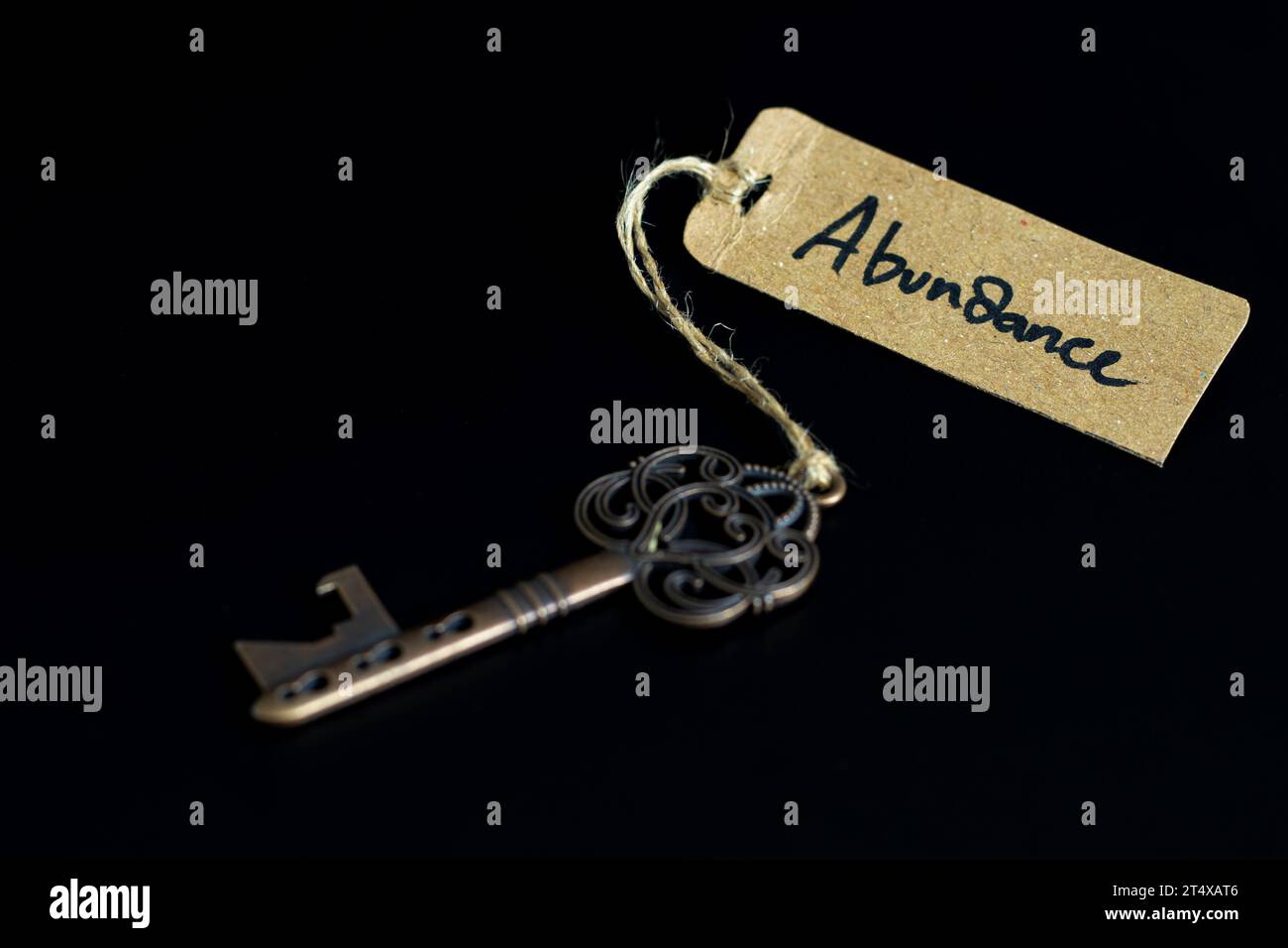 Schlüssel zum Konzept des Überflutungslebens - alter Schlüssel mit Überflutungsschild isoliert auf schwarzem Hintergrund Stockfoto