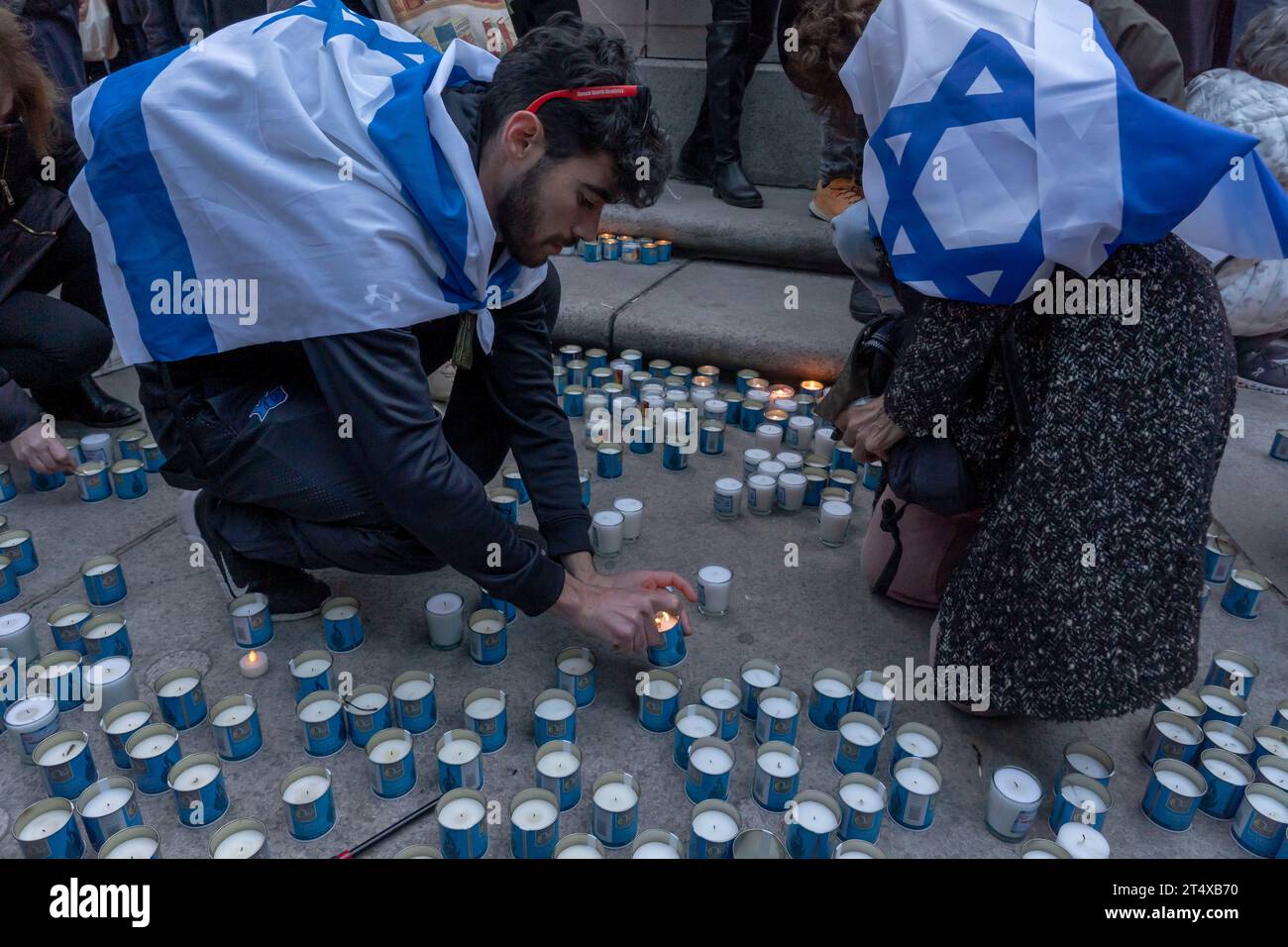 New York, Usa. November 2023. Israelische Expats und Unterstützer zünden Kerzen bei einer Candlelight-Mahnwache für die 1400 Opfer der Terroranschläge der Hamas vom 7. Oktober in Israel im Central Park in New York City an. Tausende von Zivilisten, sowohl Palästinenser als auch Israelis, sind seit dem 7. Oktober 2023 gestorben, nachdem der im Gazastreifen stationierte palästinensische Hamas-Terrorist in den Süden Israels einmarschierte, bei einem beispiellosen Angriff, der einen von Israel gegen die Hamas erklärten Krieg auslöste. Quelle: SOPA Images Limited/Alamy Live News Stockfoto