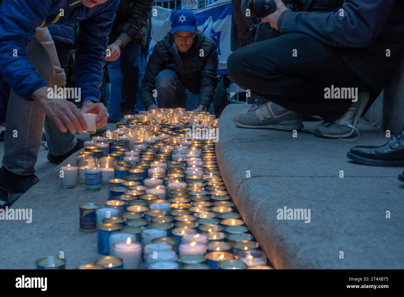 New York, Usa. November 2023. Israelische Expats und Unterstützer zünden Kerzen bei einer Candlelight-Mahnwache für die 1400 Opfer der Terroranschläge der Hamas vom 7. Oktober in Israel im Central Park in New York City an. Tausende von Zivilisten, sowohl Palästinenser als auch Israelis, sind seit dem 7. Oktober 2023 gestorben, nachdem der im Gazastreifen stationierte palästinensische Hamas-Terrorist in den Süden Israels einmarschierte, bei einem beispiellosen Angriff, der einen von Israel gegen die Hamas erklärten Krieg auslöste. Quelle: SOPA Images Limited/Alamy Live News Stockfoto