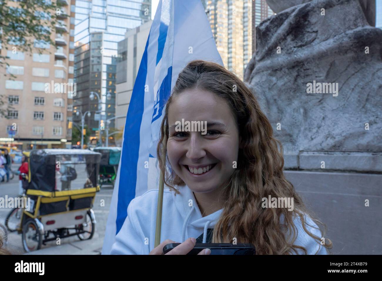 New York, Usa. November 2023. Eine Frau hält eine israelische Flagge bei einer Candlelight-Mahnwache für die 1400 Opfer der Terroranschläge der Hamas am 7. Oktober in Israel im Central Park in New York City. Tausende von Zivilisten, sowohl Palästinenser als auch Israelis, sind seit dem 7. Oktober 2023 gestorben, nachdem der im Gazastreifen stationierte palästinensische Hamas-Terrorist in den Süden Israels einmarschierte, bei einem beispiellosen Angriff, der einen von Israel gegen die Hamas erklärten Krieg auslöste. Quelle: SOPA Images Limited/Alamy Live News Stockfoto