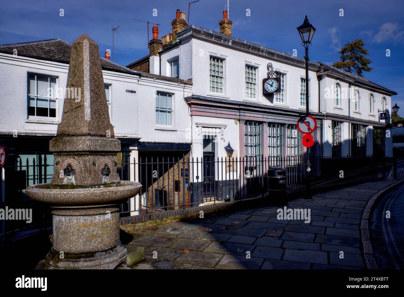 Ehemaliger Harrow School Shop, Ecke West Street & High Street, Harrow on the Hill, Borough of Harrow, London, England, Großbritannien Stockfoto