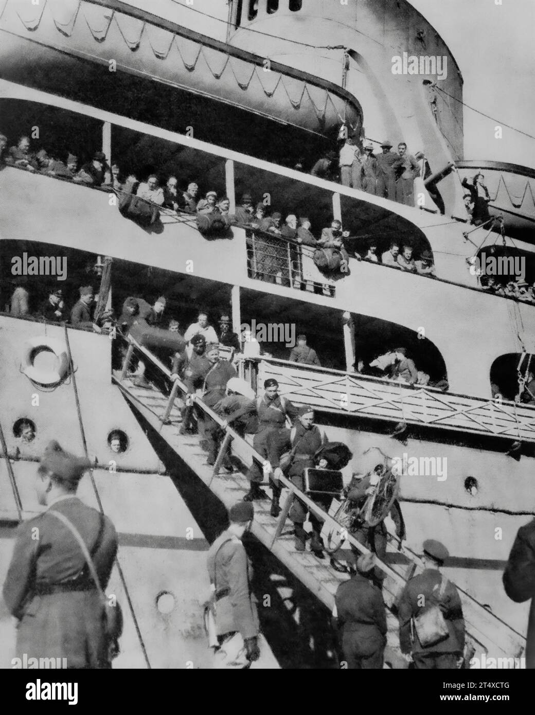 Nach der Kapitulation Frankreichs im Juni 1940 übersiedelten polnische Truppen nach England, wo sie von ihrem Transportschiff abschrecken. Stockfoto