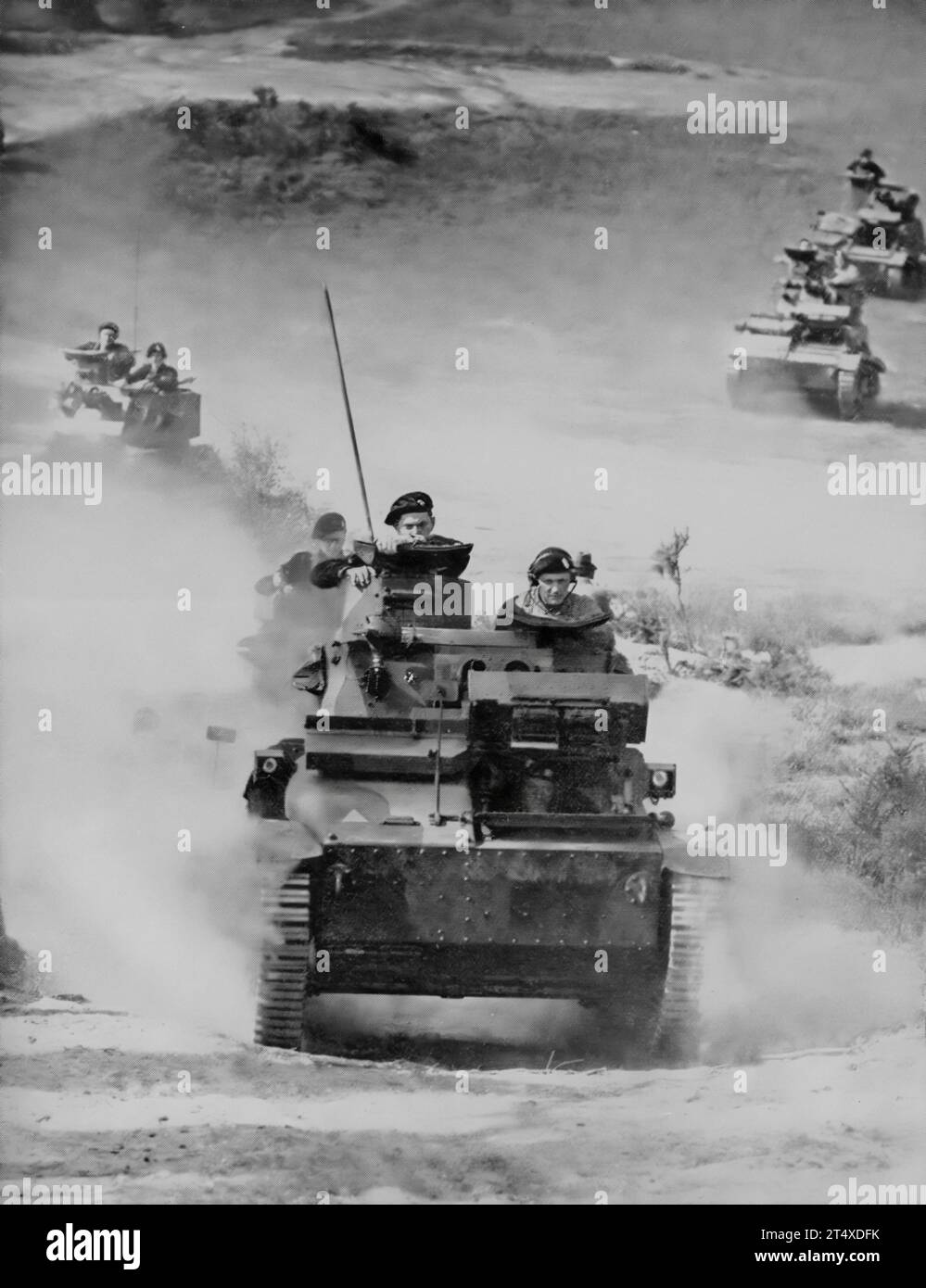 In Vorbereitung auf die erwartete deutsche Invasion Großbritanniens im Juli 1940 übten Truppen in leichten Panzern im offenen Land im Süden Englands aus. Stockfoto