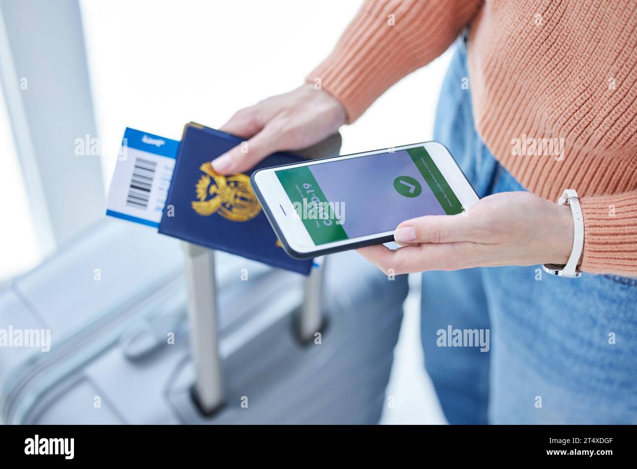 Reisepass, Telefon und covid-Strichcode für den Flughafen, um das Flugzeug für Auslandsreisen, Urlaub oder Urlaub zu besteigen. Ticket, digitales Impfzertifikat und Stockfoto