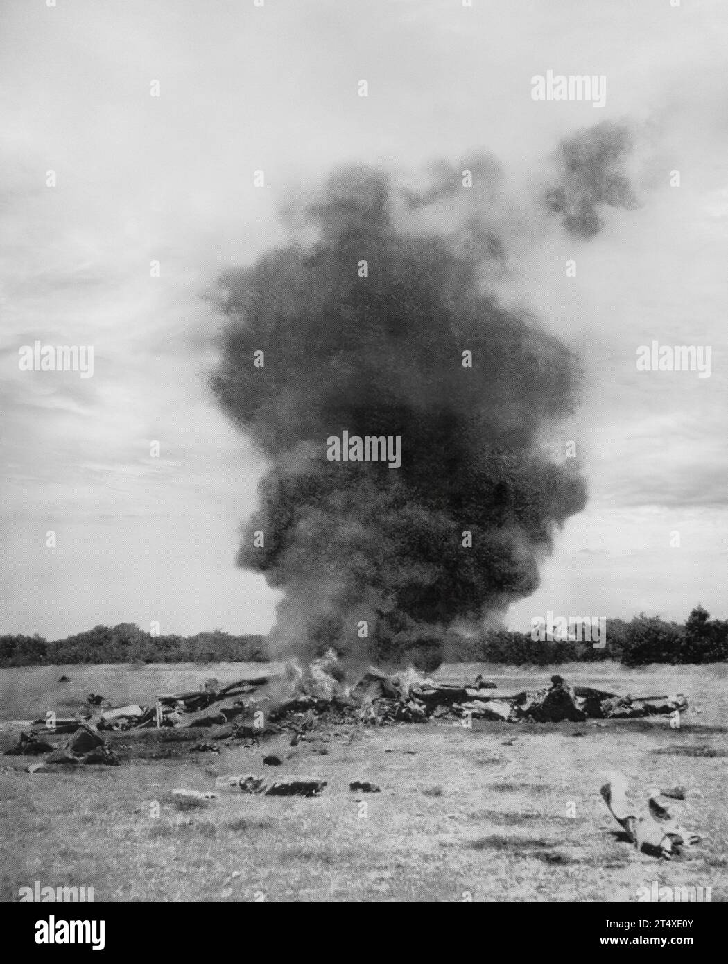 Die brennenden Überreste einer deutschen Messerschmitt, die von Kämpfern der RAF während der britischen Schlacht vom 10. Juli bis zum 31. Oktober 1940 über England abgeschossen wurden. Stockfoto