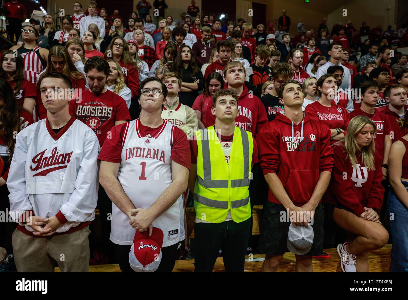 Bloomington, Usa. November 2023. Basketballfans in der Studentenabteilung halten während einer Schweigeminute vor einem Basketballspiel in der Simon Skjodt Assembly Hall, nachdem der Death Coach Bob Knighton am 1. November 2023 in Bloomington, Indiana, angekündigt wurde. Knight trainierte die Basketballmannschaft der Männer in der Assembly Hall und gewann mit seinem Team die NCAA Basketball-Meisterschaften 1976, 1981 und 1987. Quelle: SOPA Images Limited/Alamy Live News Stockfoto