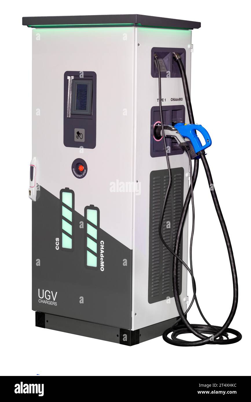 Umweltfreundliche Energie, Schnellladegerät für Elektrofahrzeuge. Netzteil mit minimalem Design, isoliert auf weiß. Stockfoto