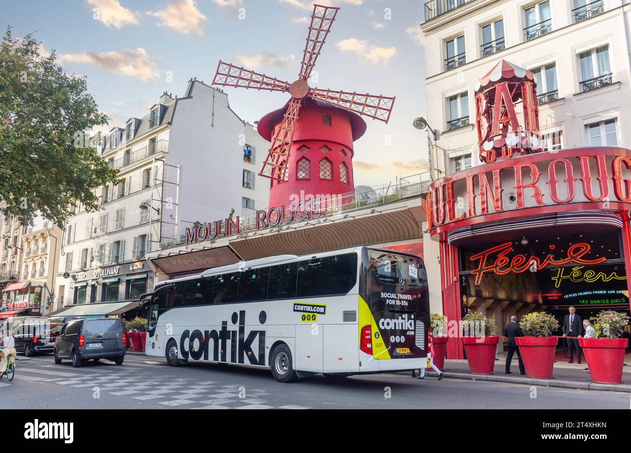 Contiki (18-35) Tourbus vor dem Kabarett Moulin Rouge, Place Blanche, Boulevard de Clichy, Pigalle District, Paris, Île-de-France, Frankreich Stockfoto