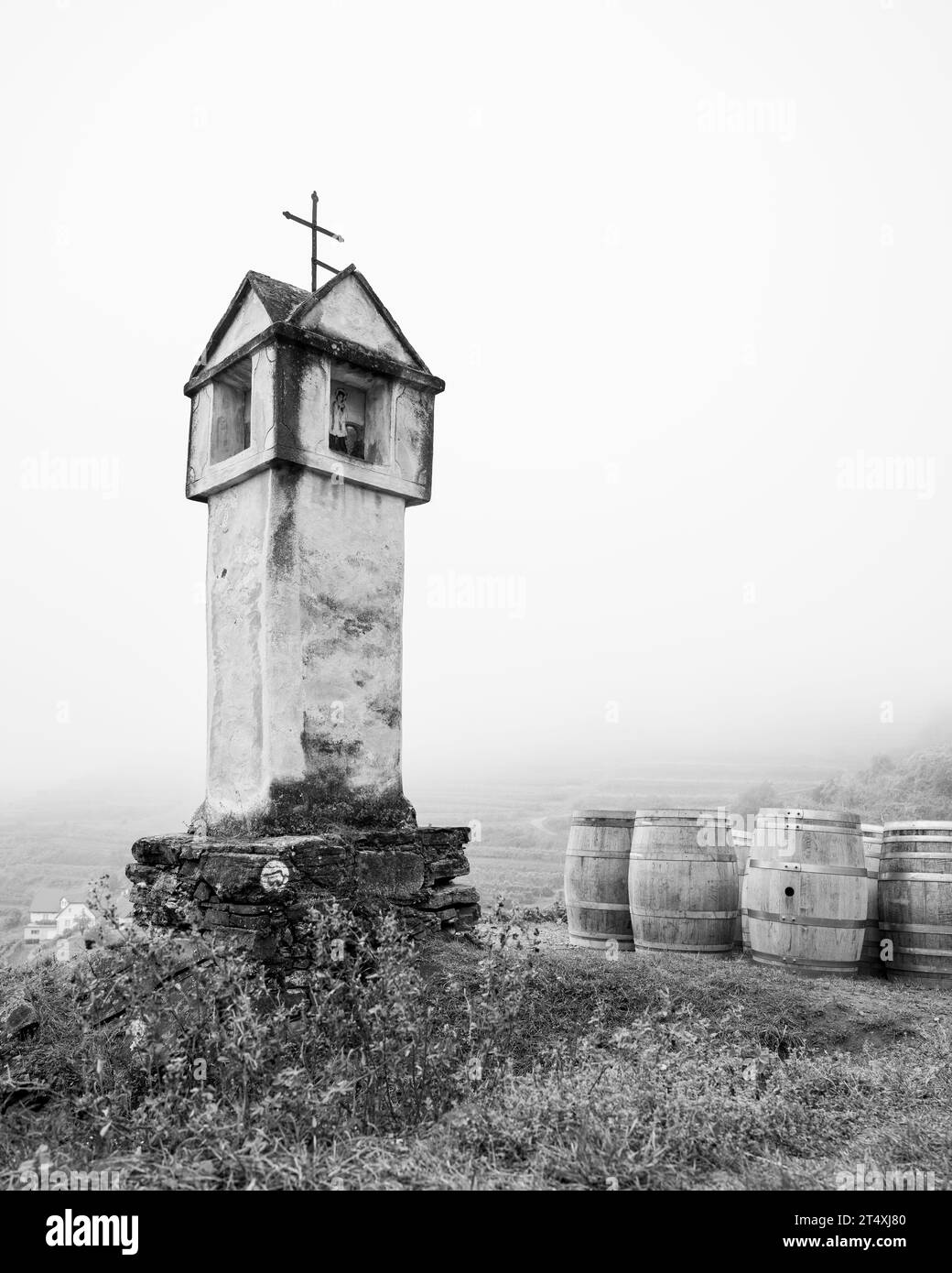 Religiöse Säule beim Roten Tor in Spitze an der Donau (Wachau, Niederösterreich), nebeliger Morgen im Herbst Stockfoto