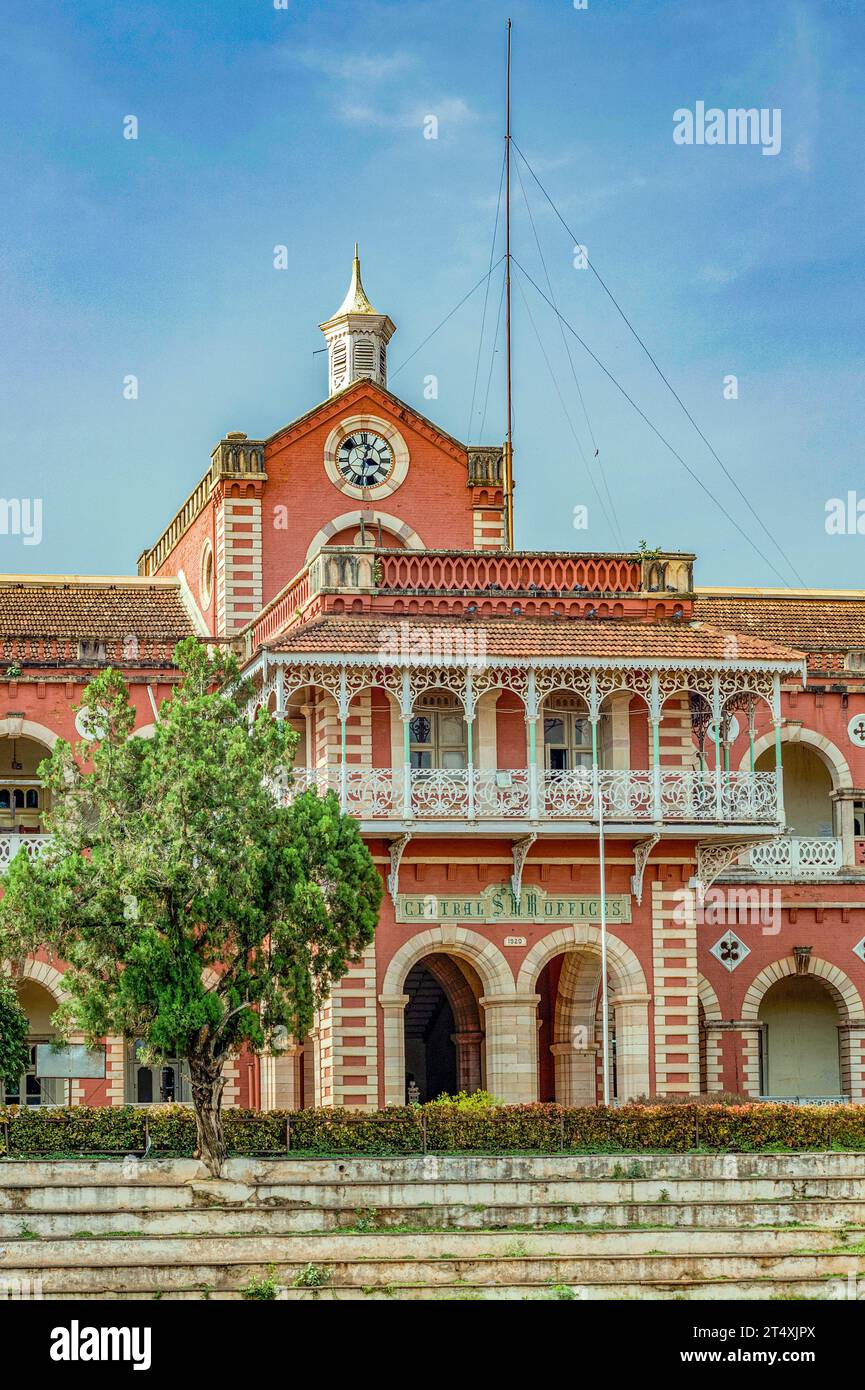 06 05 2015 Vintage das 1920 erbaute Karnataka Arts College befindet sich im Hauptquartier der damaligen Southern Mahratta Railway. Dharwad, Karnat Stockfoto