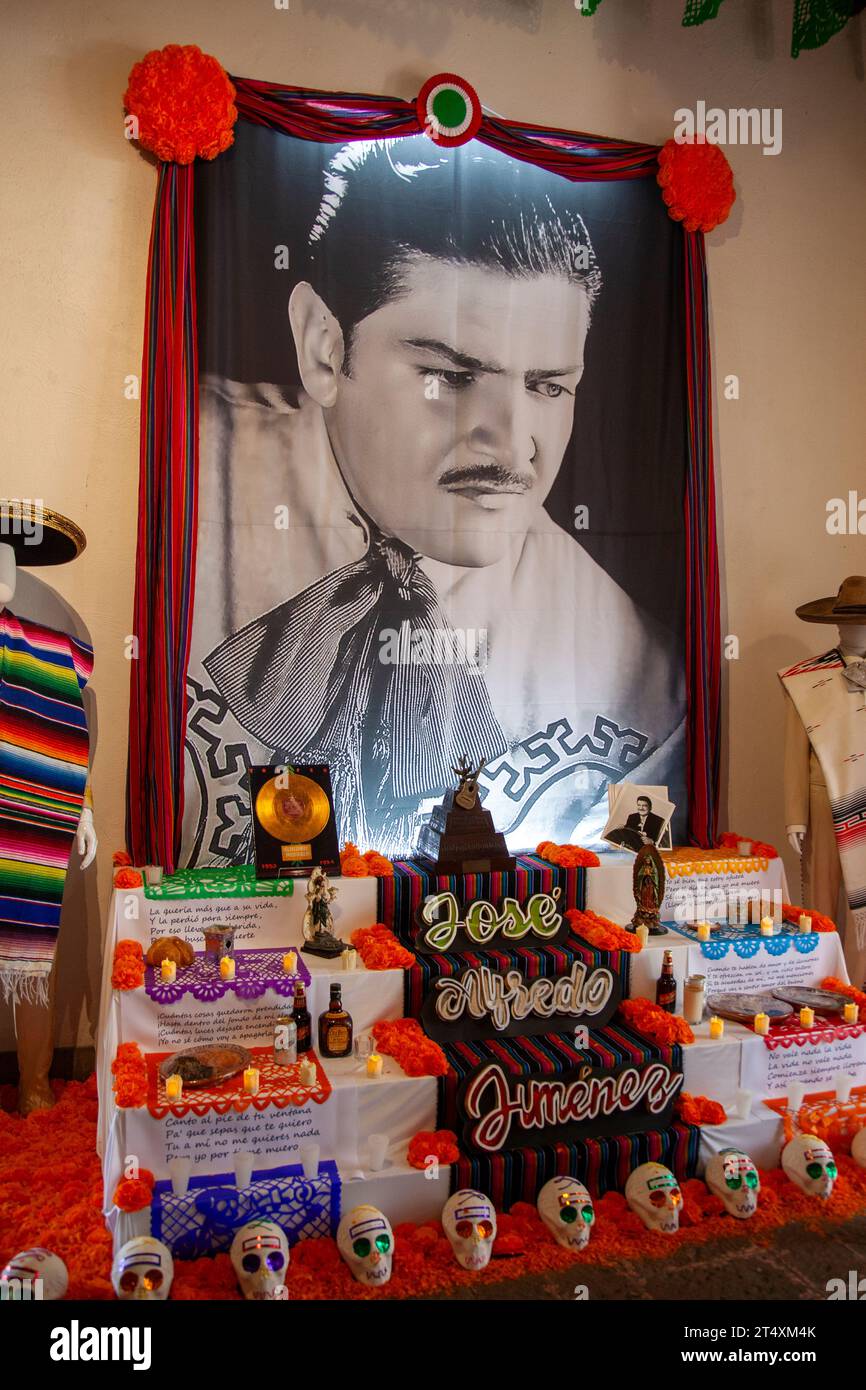 Tag der Toten Ofrenda feiert Jose Alfredo Jimenez im Bazar Sabado in Mexiko-Stadt, Mexiko Stockfoto