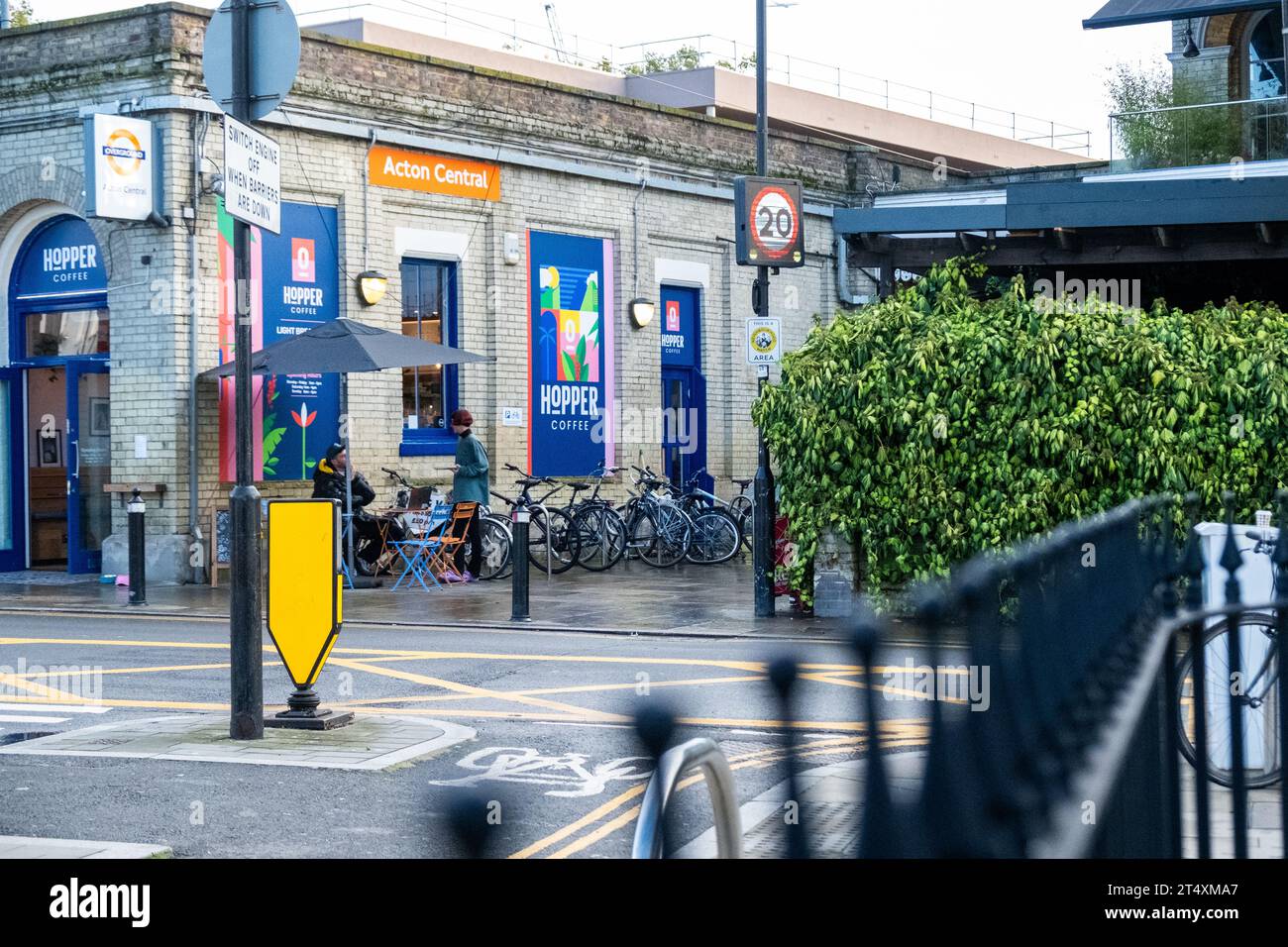 LONDON, 30. OKTOBER 2023: Bahnhof Acton Central und Straßenüberquerung. London Overland Zuglinie in West London Stockfoto