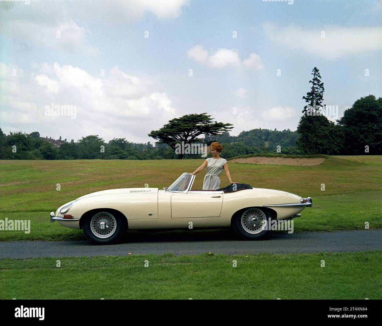 Frühe Werbefoto des Jaguar E-TYPE S1, offener Zweisitzer, 3,8 L, mit weißem Modell im Halesowen Golf Club, aufgenommen am 21./8/1961 Stockfoto