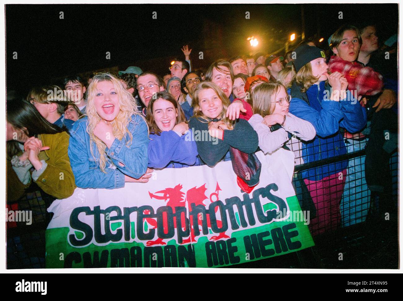 CROWD, CARDIFF, BIG NOISE, 1997: The Crowd beim BBC Big Noise Festival in Cardiff Bay, Cardiff, Wales, Großbritannien am Sonntag, den 11. Mai, 1997. Foto: Rob Watkins Stockfoto