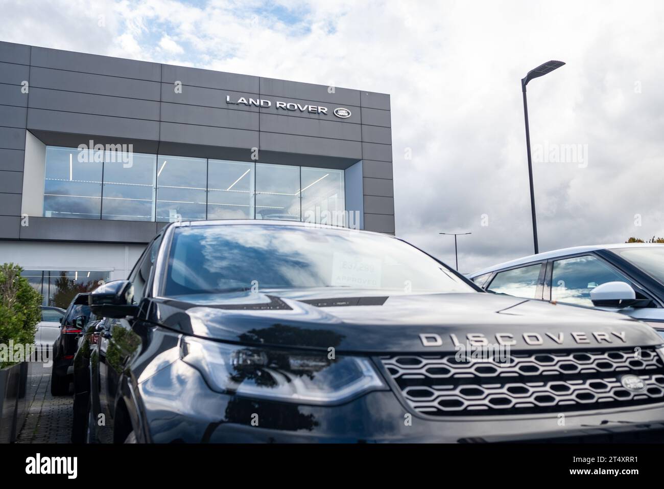 LONDON, 31. OKTOBER 2023: Jaguar Land Rover Ausstellungsraum in Acton, West London, ein britisches multinationales Automobilunternehmen. Stockfoto