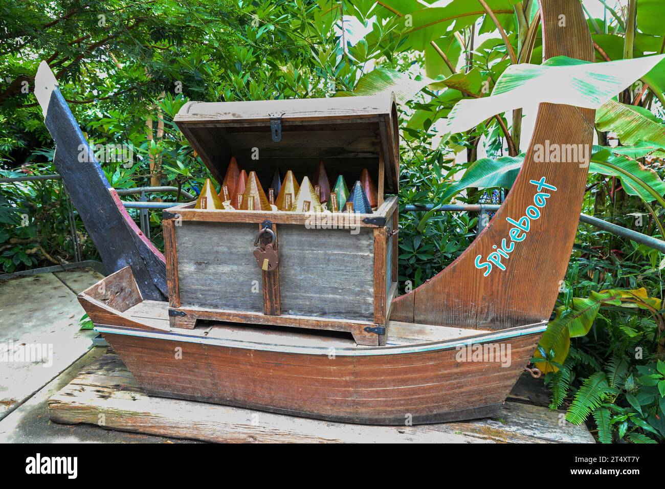 Ein Gewürzboot im Rainforest Biome am Eden Project, eine Besucherattraktion in der Nähe von St Austell, Cornwall, England, Großbritannien Stockfoto