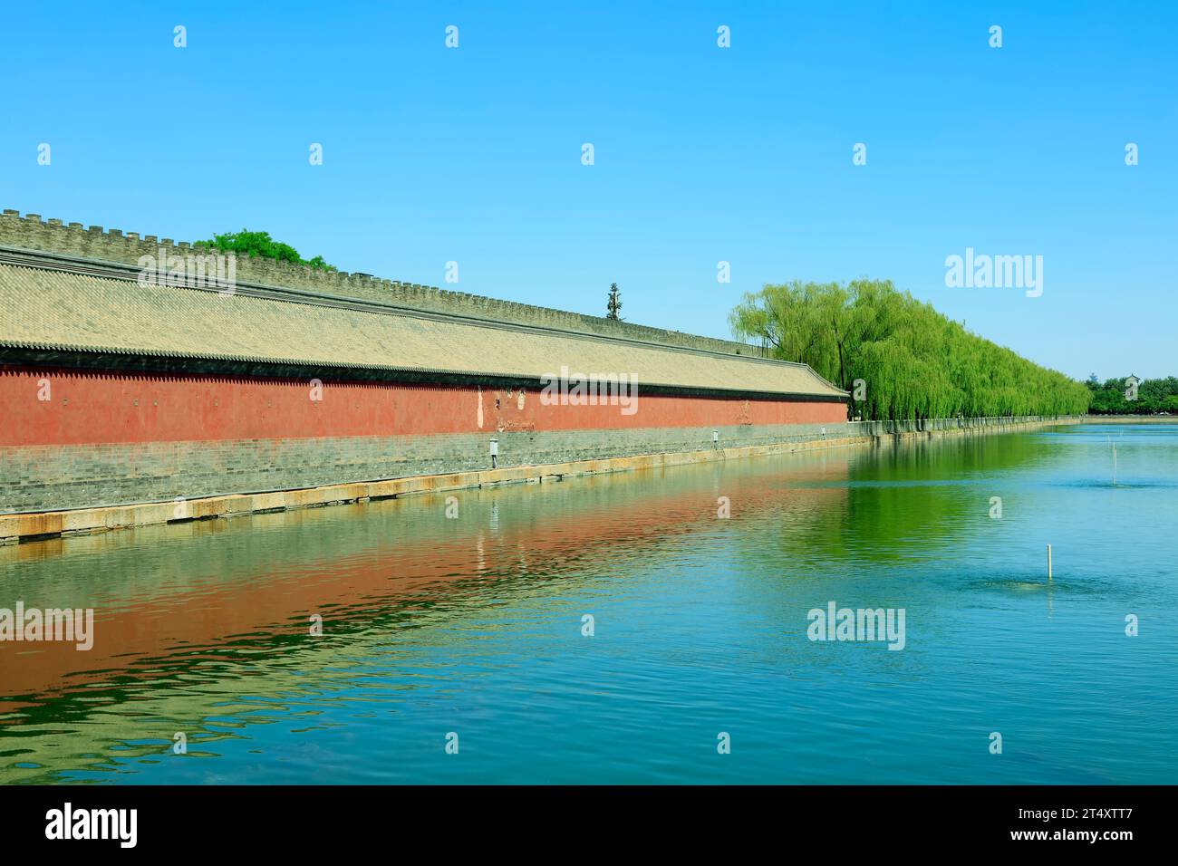 Mauern und Graben der Verbotenen Stadt in Peking Stockfoto