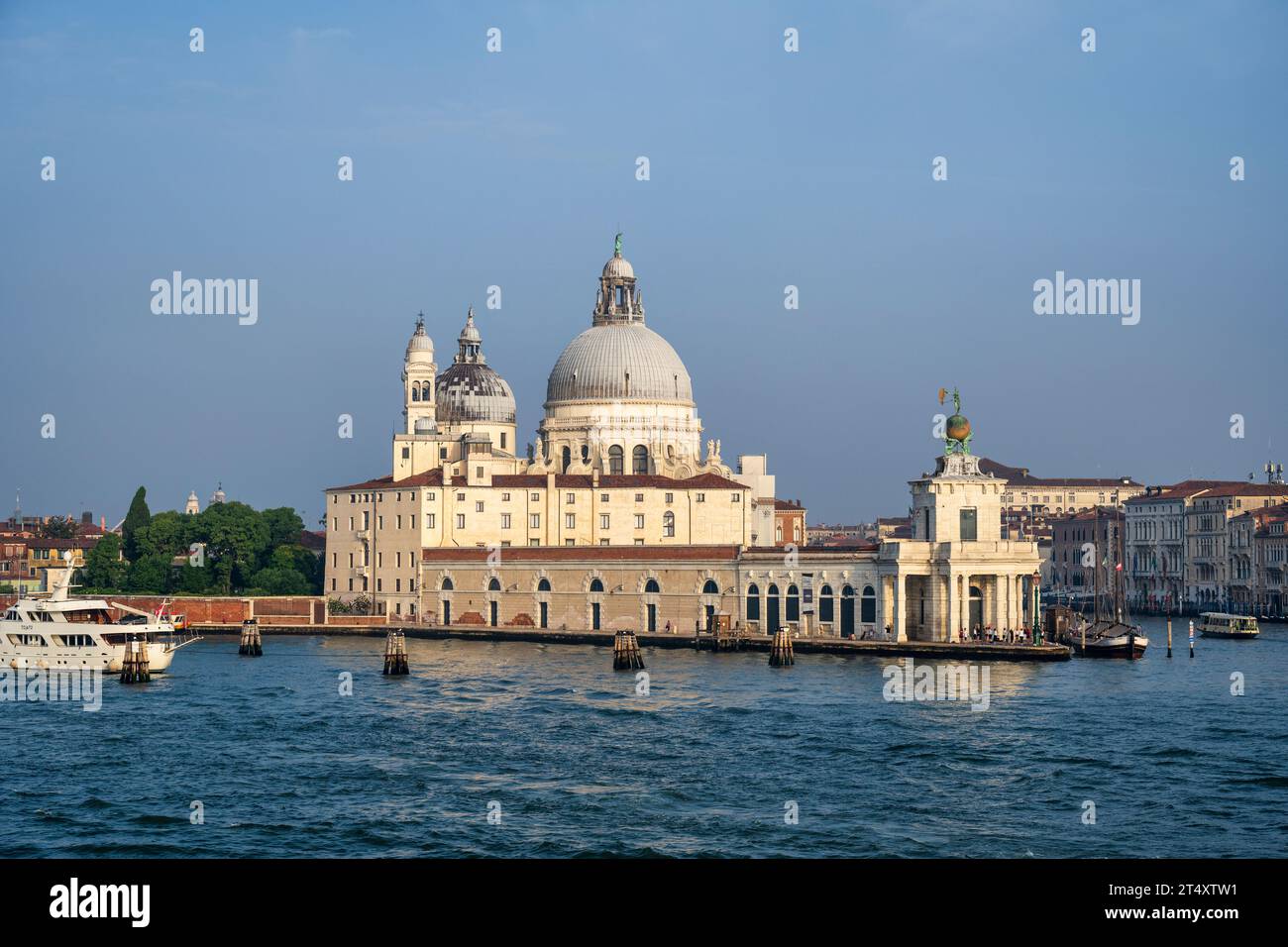 Basilica di Santa Maria della Salute und Dogana di Mare (Zollhaus) am südlichen Eingang des Canal Grande in Venedig, Region Veneto, Italien Stockfoto