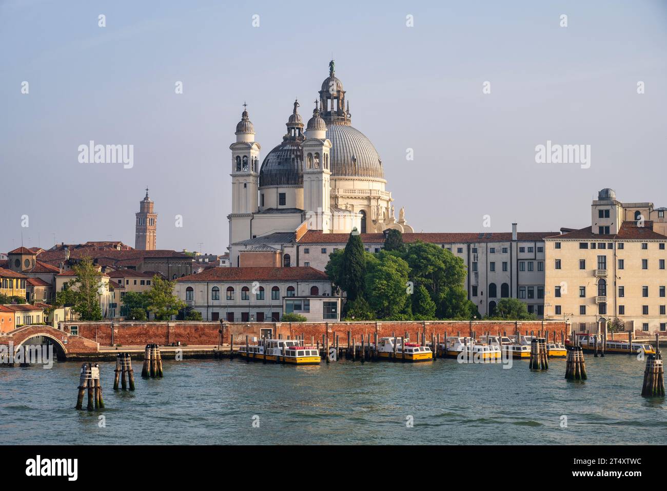 Basilika di Santa Maria della Salute vom Canale della Giudecca aus gesehen, mit Fähren an der Promenade Zattere in Venedig, Region Veneto, Italien Stockfoto