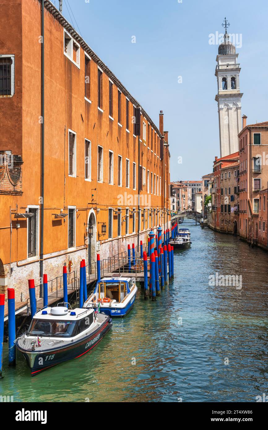 Blick auf den Rio dei Greci Kanal von Ponte de la Pieta, mit schiefem Glockenturm der Chiesa di San Giorgio dei Greci dahinter in Venedig, Region Venetien, Italien Stockfoto
