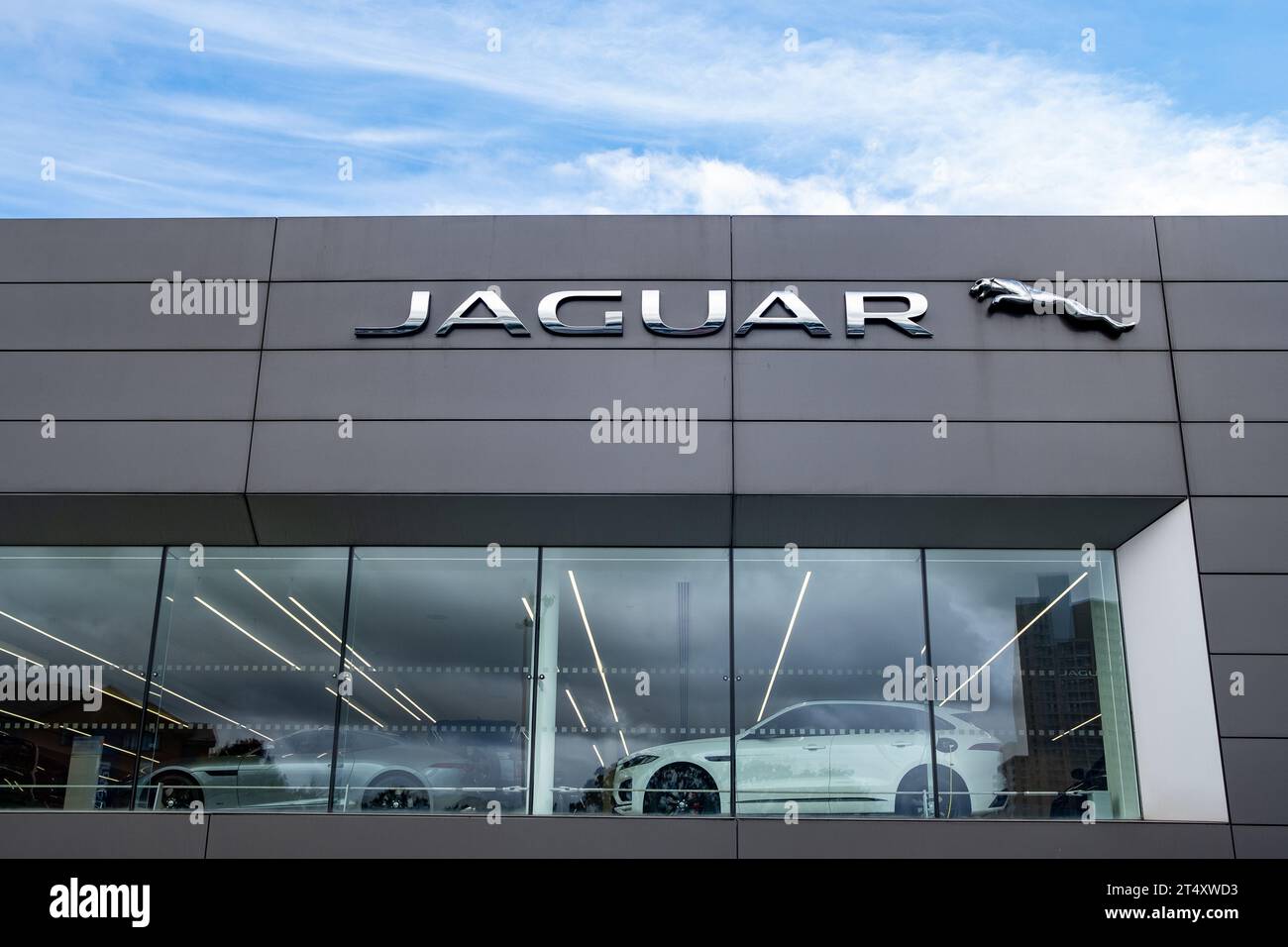 LONDON, 31. OKTOBER 2023: Jaguar Land Rover Ausstellungsraum in Acton, West London, ein britisches multinationales Automobilunternehmen. Stockfoto