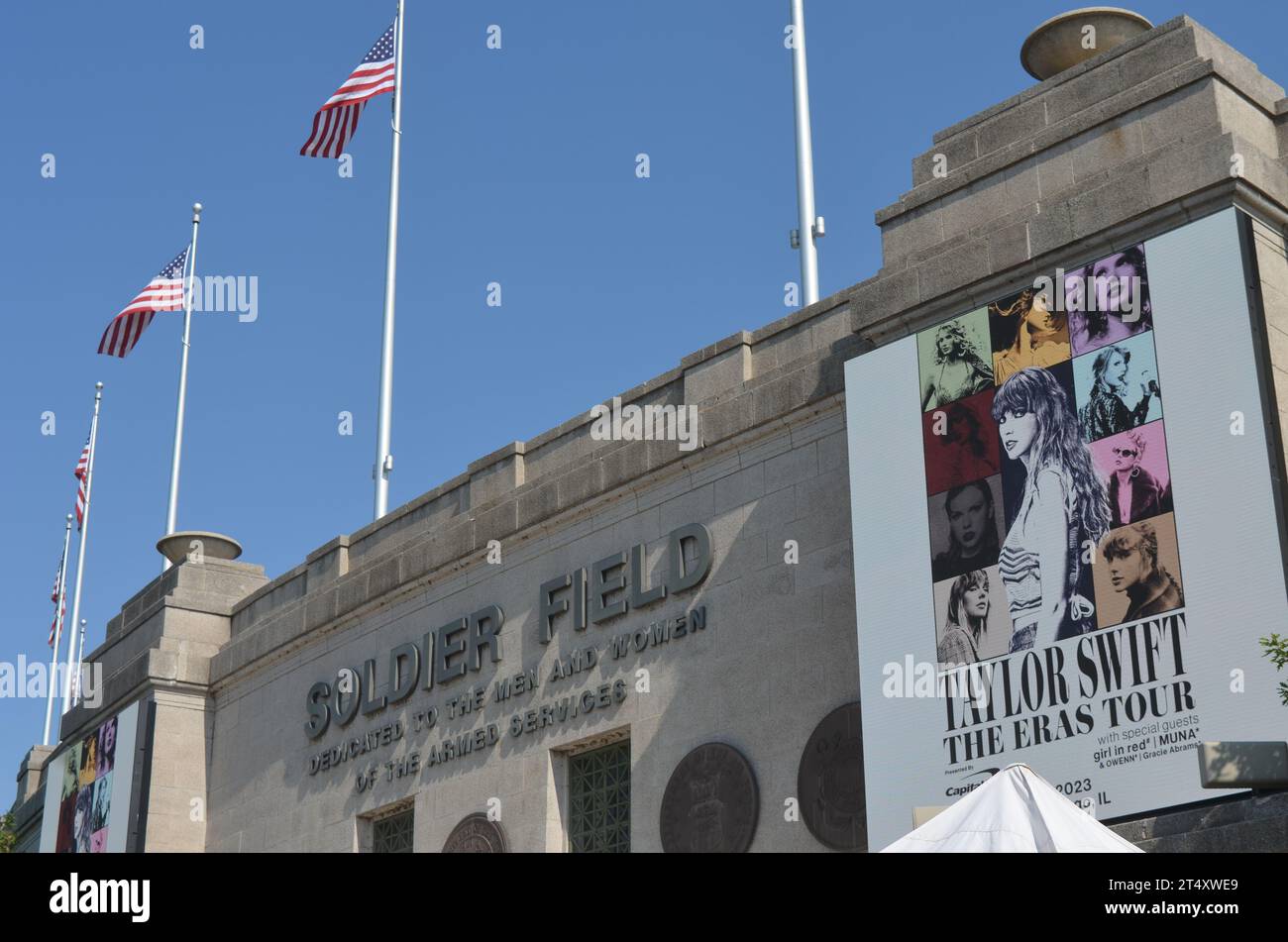 Chicago, Illinois, USA: 3. Juni 2023 - Soldier Field-Eingang mit Postern der Taylor Swift Eras Tour Stockfoto