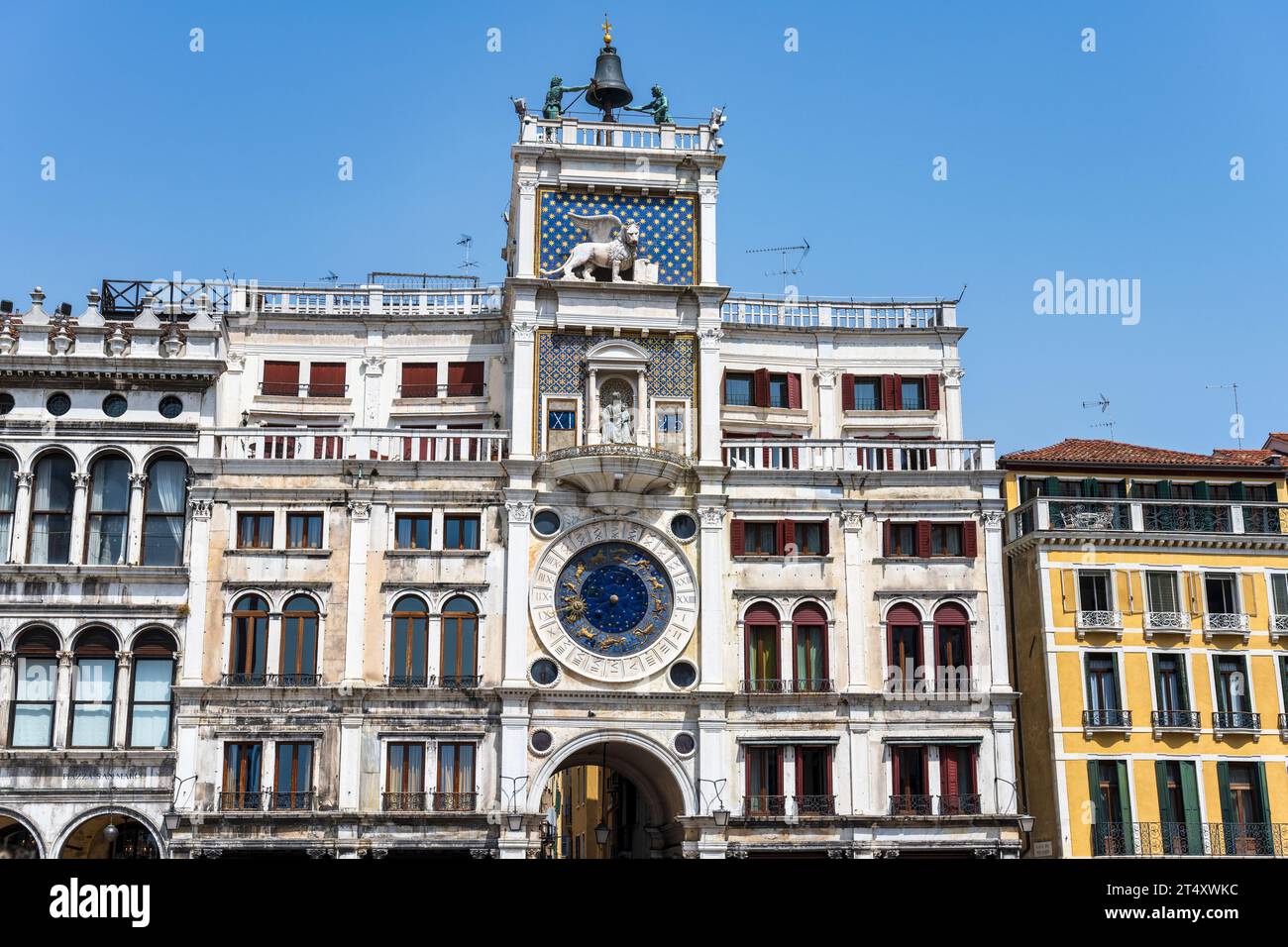 Der Uhrenturm Torre dell'Orologio auf der Nordseite der Piazza San Marco in Venedig, Region Veneto, Italien Stockfoto