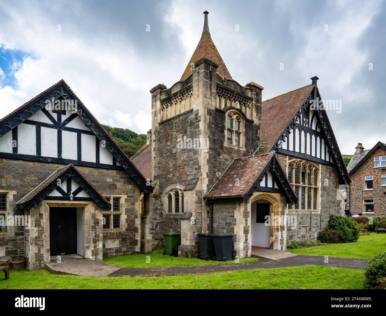 Living Waters Lynton United Reformed Church (1904) wird als „an Arts and Crafts Building with Art Nouveau Overtones“ (ein Kunstgewerbegebäude mit Jugendstilobertönen) in Lynton, Devon, Großbritannien beschrieben. Stockfoto