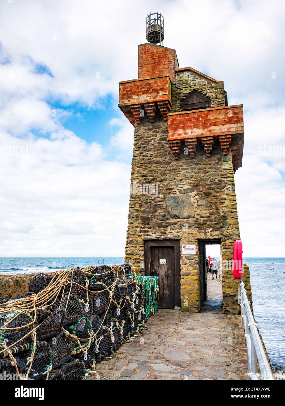 Der Rhenish Tower ist ein denkmalgeschütztes Gebäude aus dem 19. Jahrhundert am Pier in Lynmouth Harbour, North Devon, England. Stockfoto
