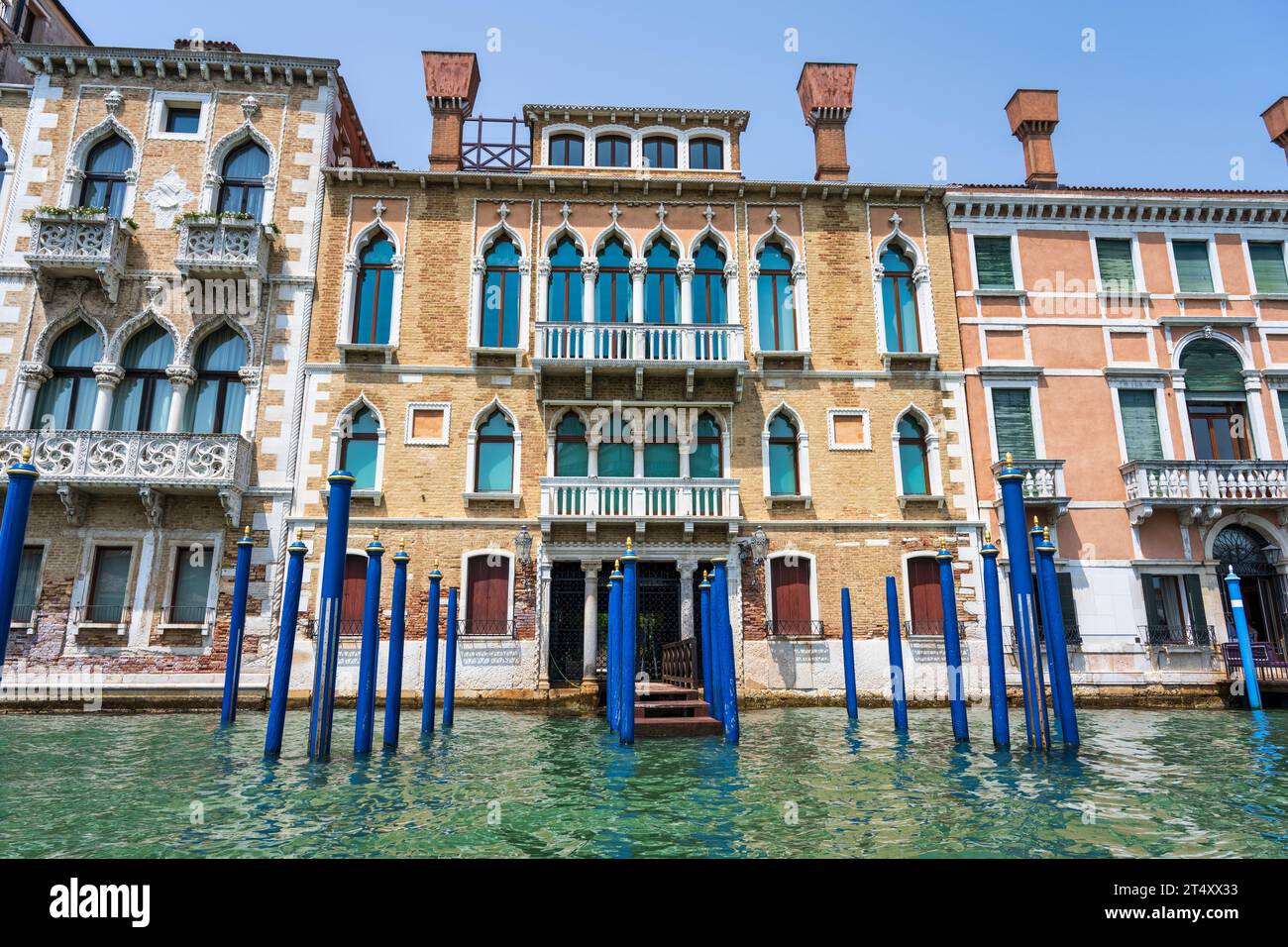 Farbenfrohe Gebäude am Canal Grande in Venedig, Region Venetien, Italien Stockfoto