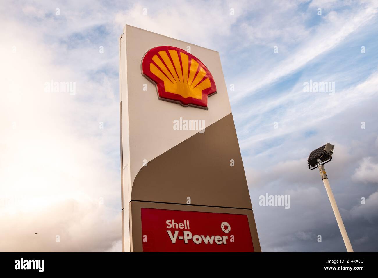 LONDON, 31. OKTOBER 2023: Shell Service Station Logo. Britisches multinationales Öl- und Gasunternehmen Stockfoto